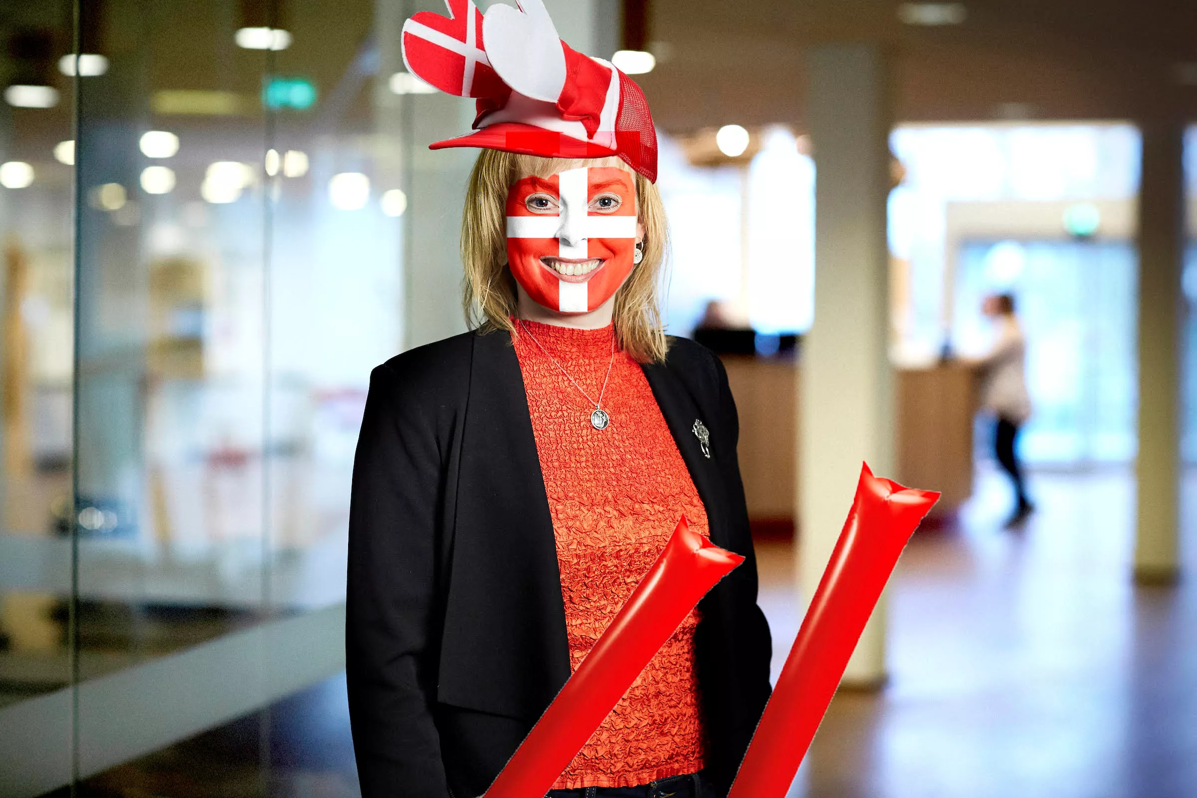 Simon Kvamm og Kim Milton i satirisk analyse: "Joy Mogensen er kortsluttet" 