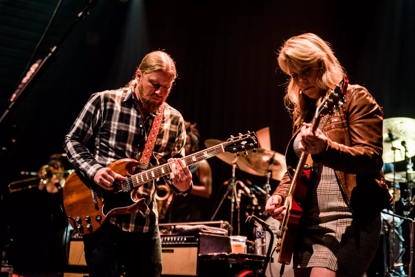 Som at svæve på silkebløde lydbølger gennem en blå himmel