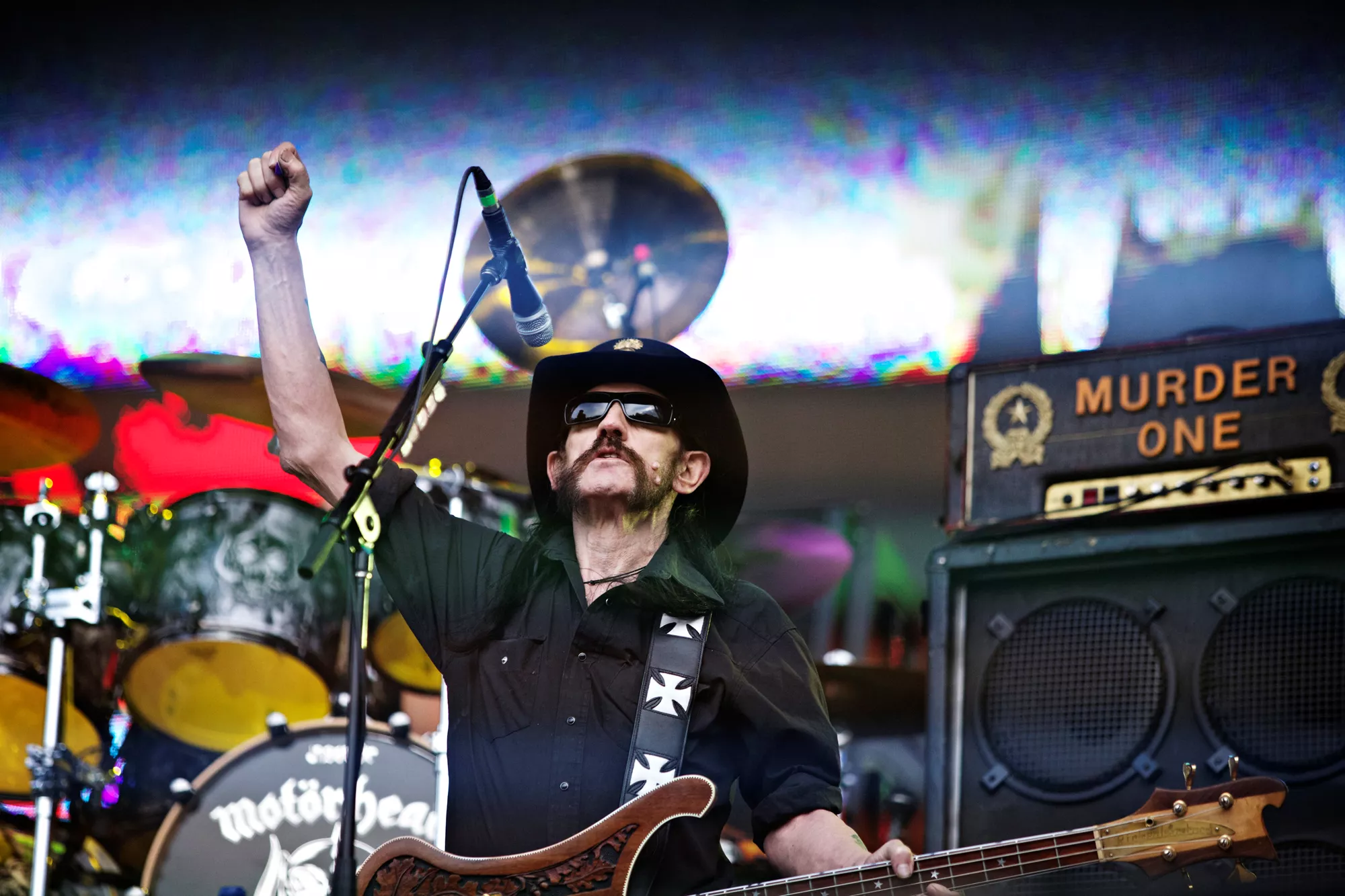 Det klassiska "Three Amigos"-uppställningen med Lemmy Kilmister, ”Fast” Eddie Clarke och Phil ”Philthy Animal” Taylor medverkar på inspelningarna.