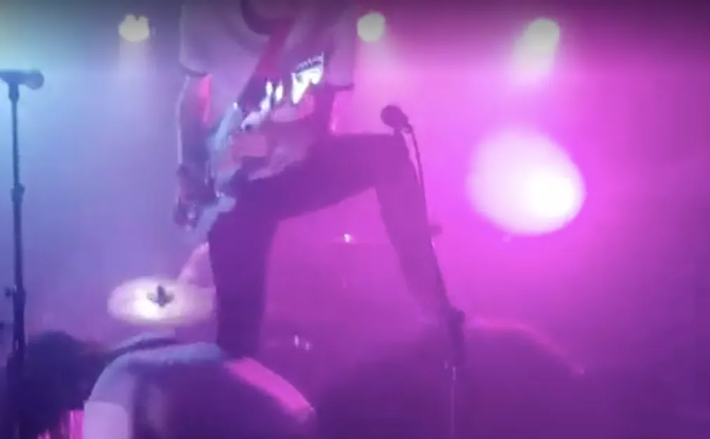 Gör en mänsklig pyramid på scen