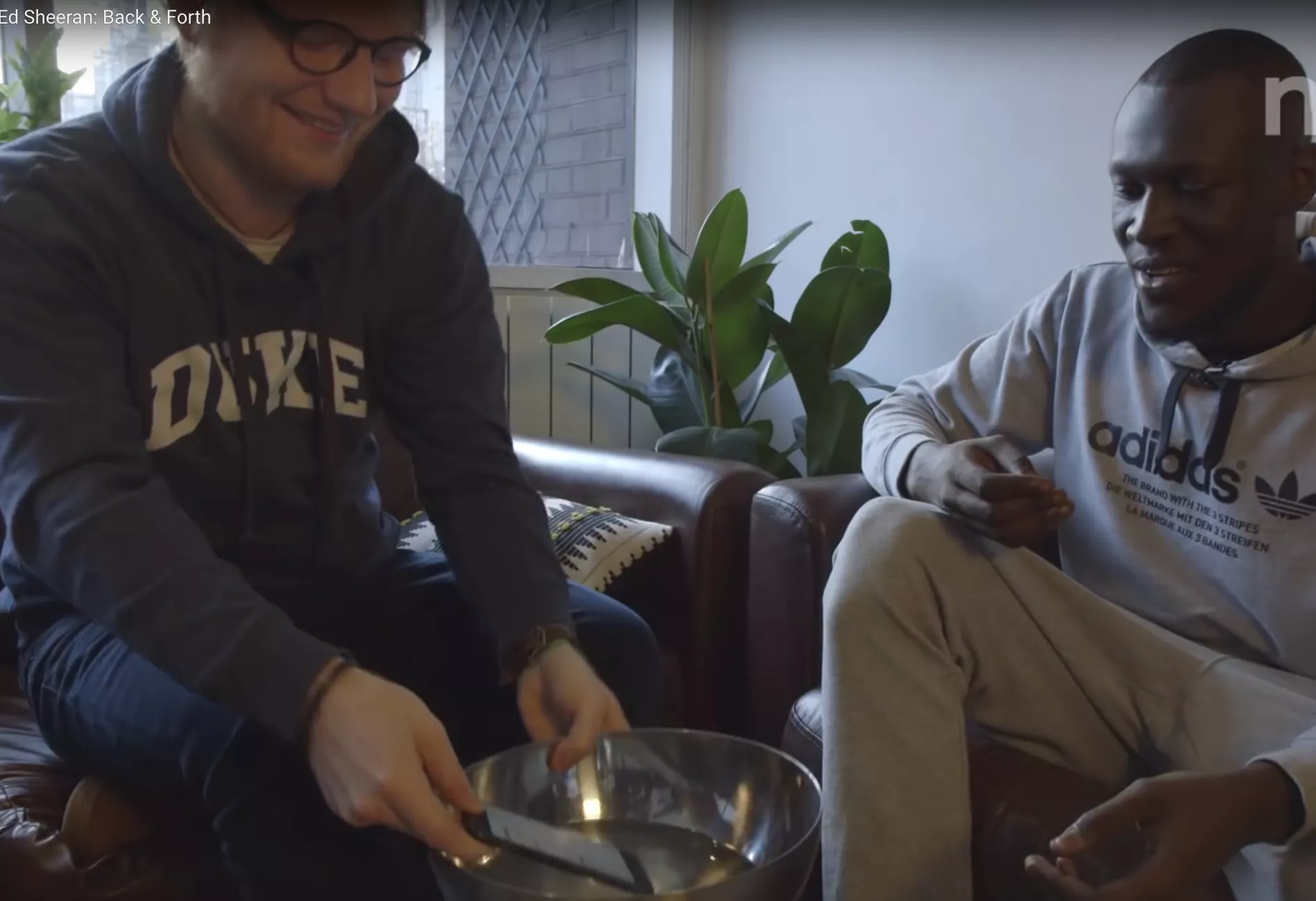 Här doppar stjärnan mobilen mitt under intervjun – "I'll buy you a new one ..."