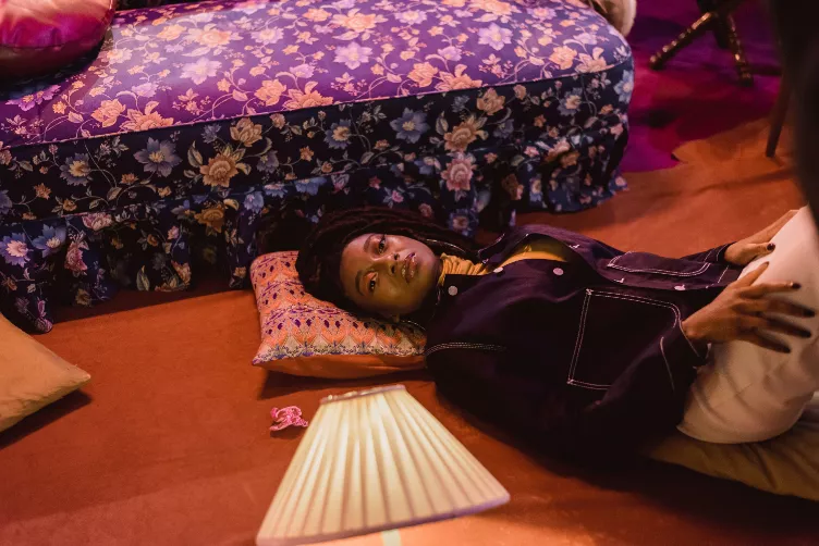 ANMELDELSE: Enigmatisk magi og selvsikker kant