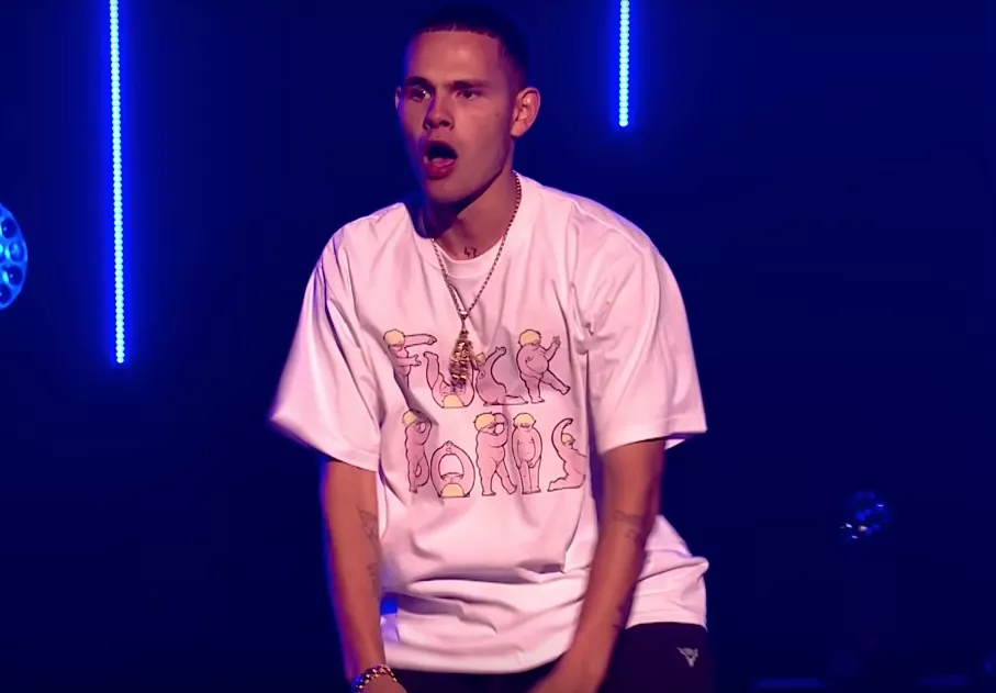 Rapper hiver halshugget Boris Johnson-hoved frem under Mercury Prize