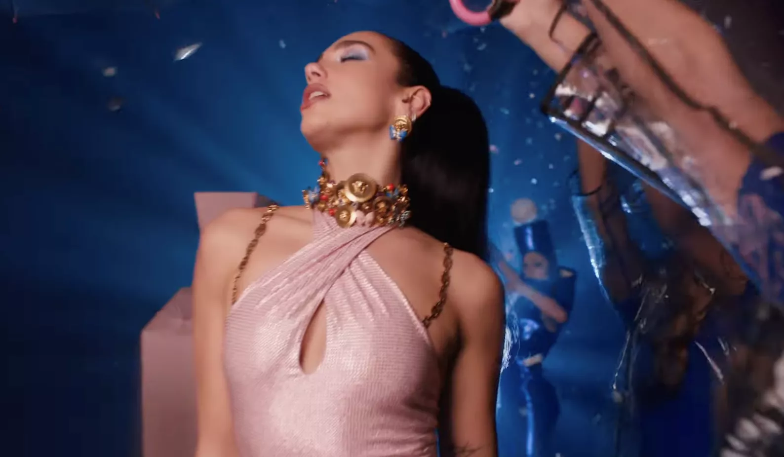 "DEN HER BARBIE LAVER EN MUSIKVIDEO": Se videoen til Dua Lipas lyserøde og glamourøse Barbie-bidrag 