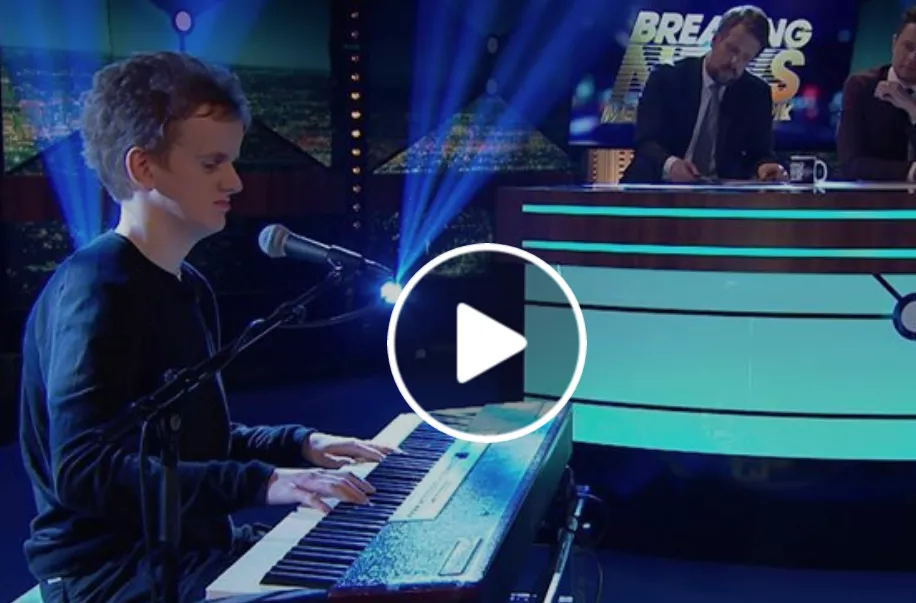 Här gör Alexander TV-premiär och succé med en minst sagt smärtsam låt