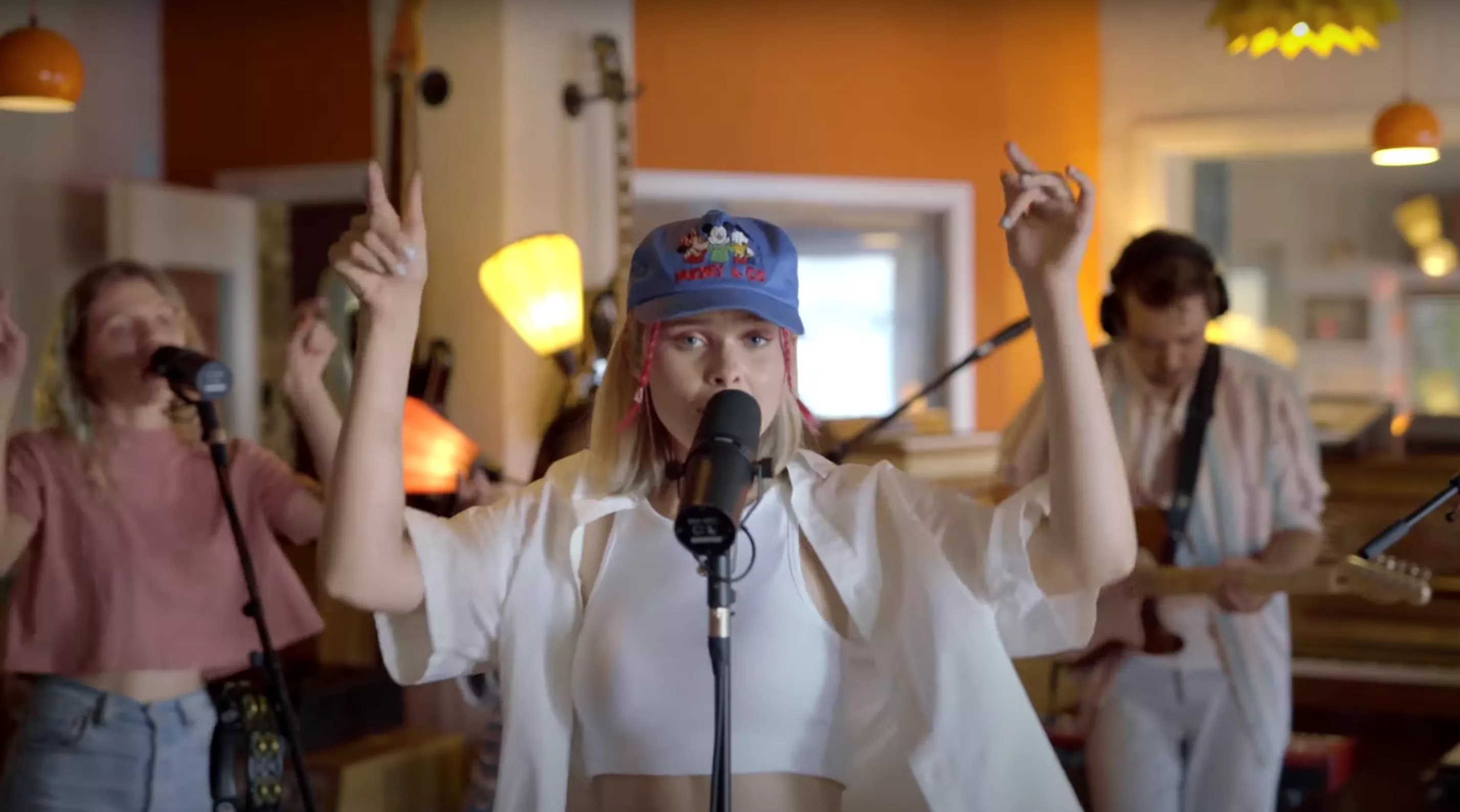 Hedda Mae leverer pur popglede i ny livevideo