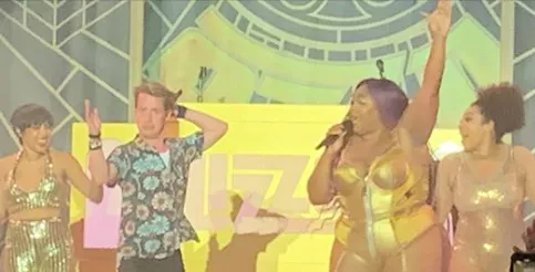 VIDEO: Macaulay Culkin joiner Lizzo på scenen