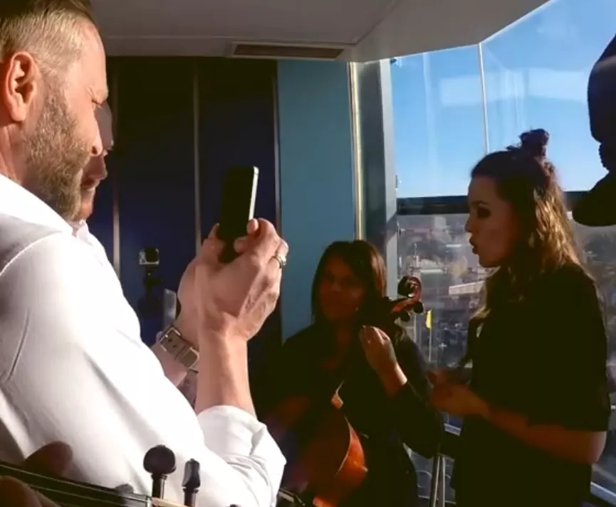 Se Miriam Bryants ''hissnande'' överrasknings-konsert