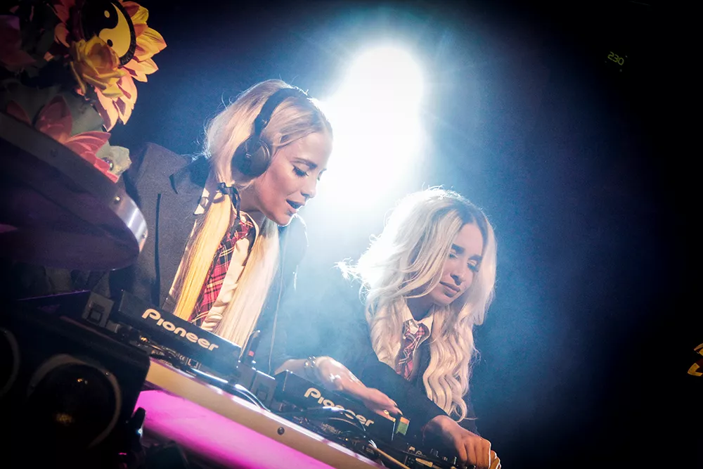 Rebecca & Fiona gjorde hemlig spelning i skyltfönster