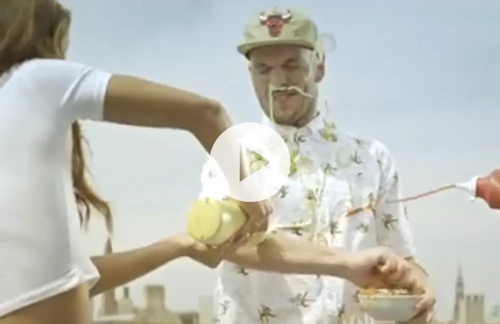 Video: Vild $mith i letpåklædt dameselskab og hotdog-kamp