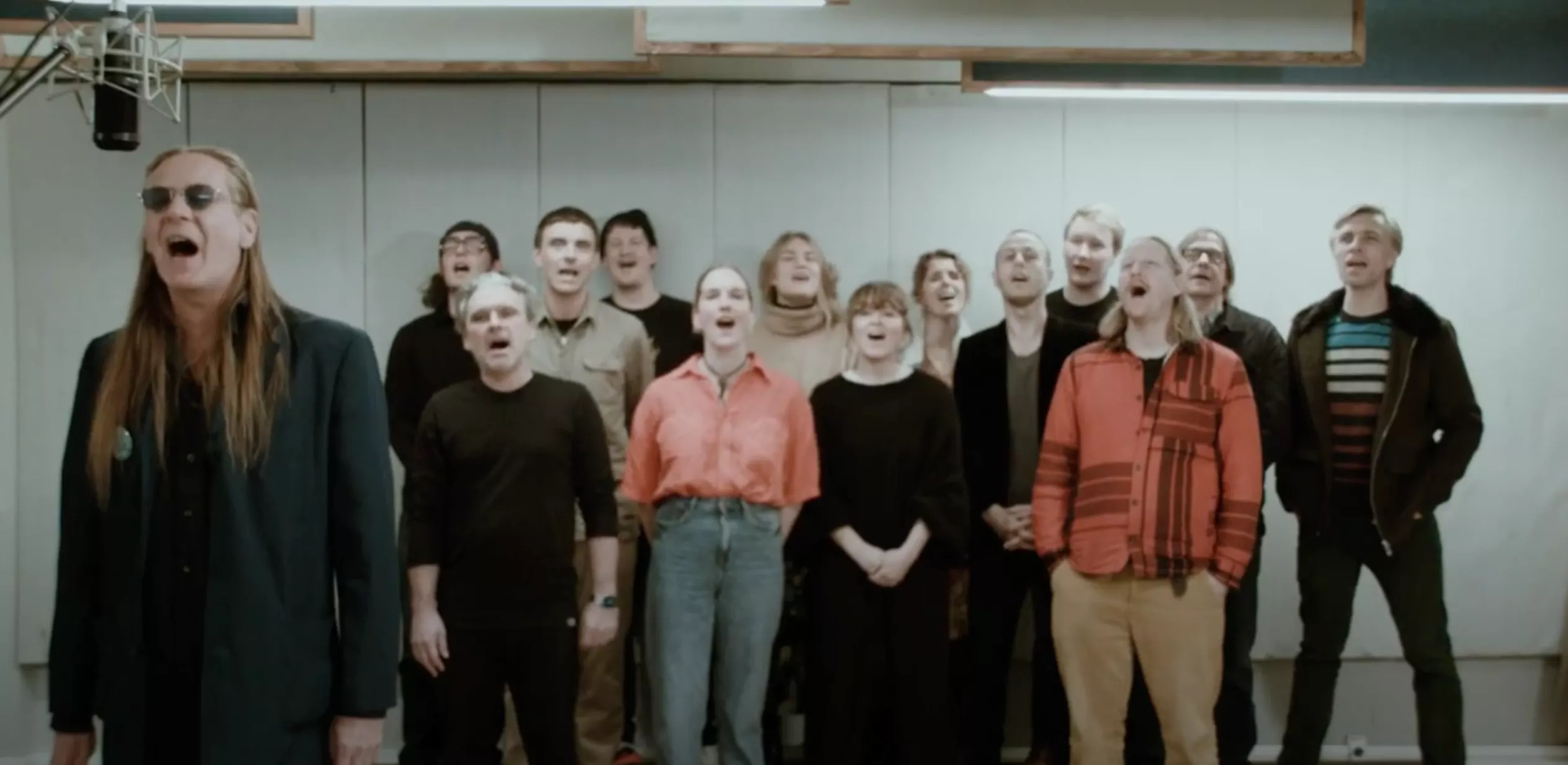 VIDEOPREMIERE: Klaus Handsome synger om "Fucking Crazy Times" – med Kvamm, Kjartan, Jøden og mange flere