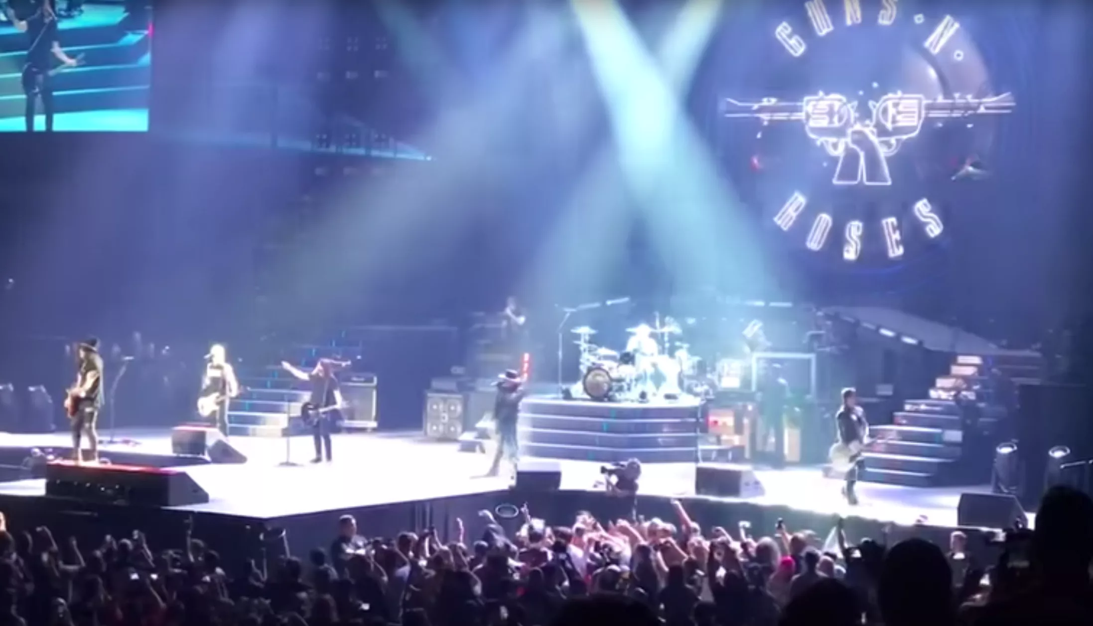 Se Dave Grohl och Guns N' Roses framföra klassiker