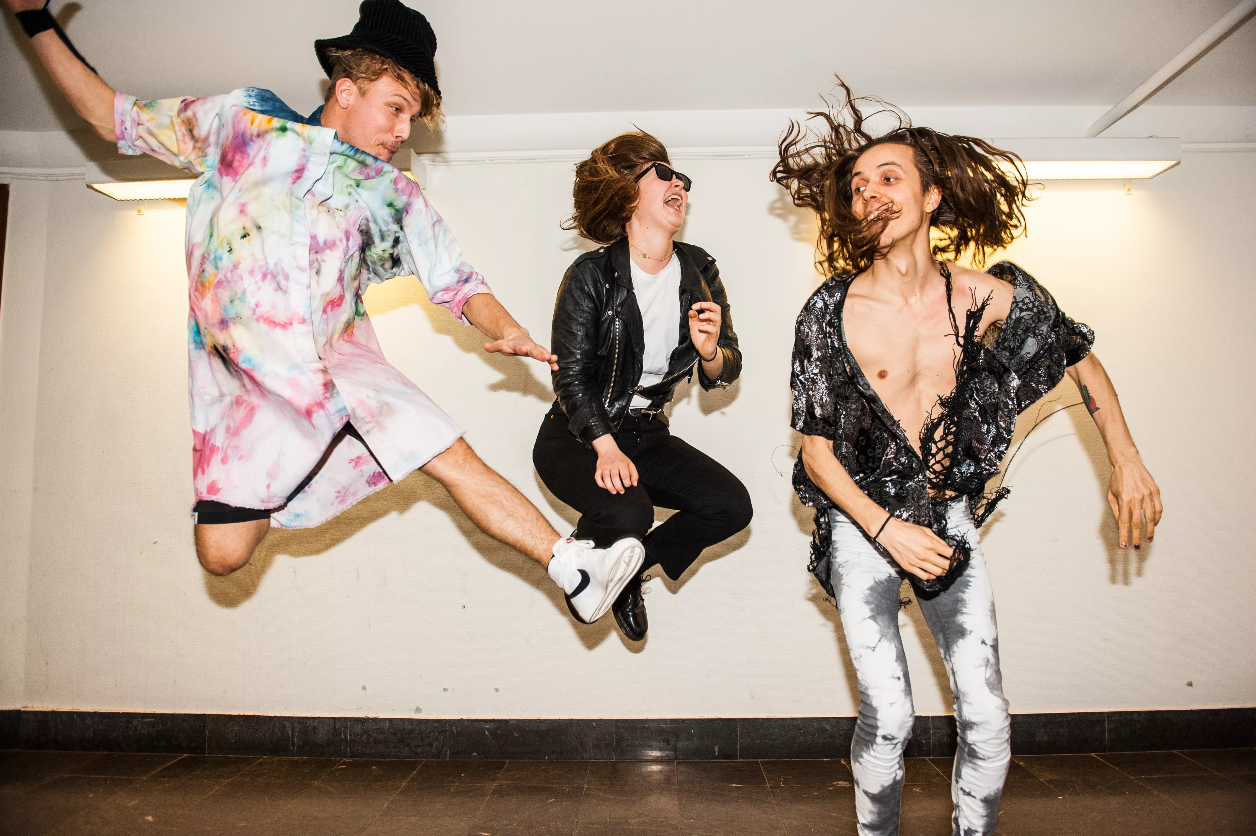 “Vaknar upp med en färsk Wake Up-tatuering på vaden”