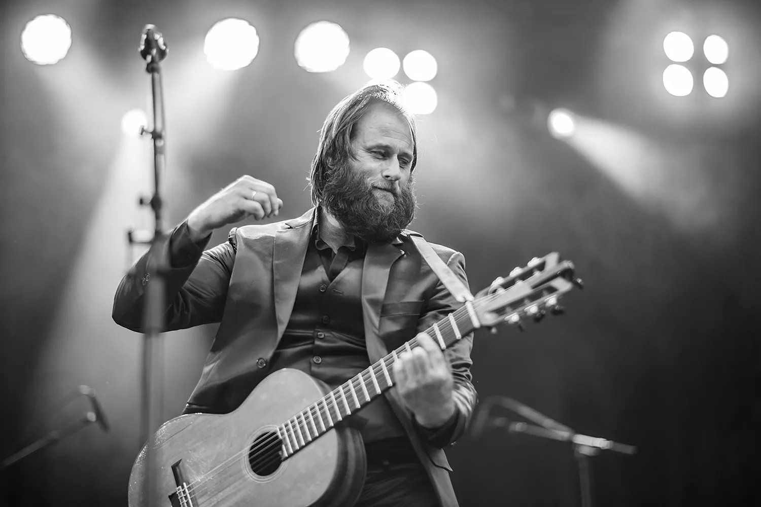 Tar med dikt og band til Kongsberg