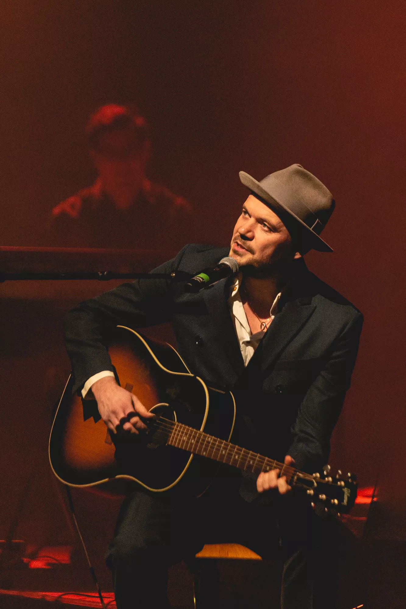 Oplev Peter Sommer skrive en sang på scenen