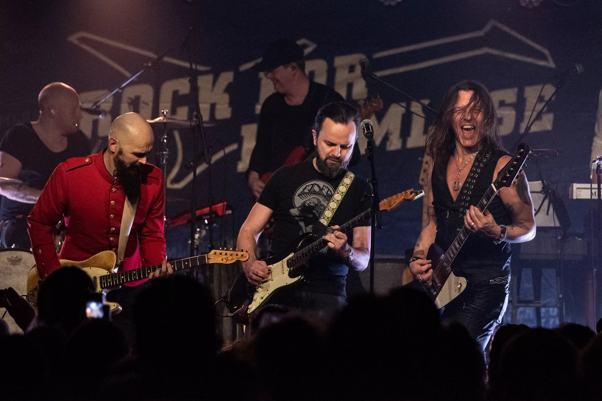 Svagt fremmøde til musikalsk mageløs hjemløserock 