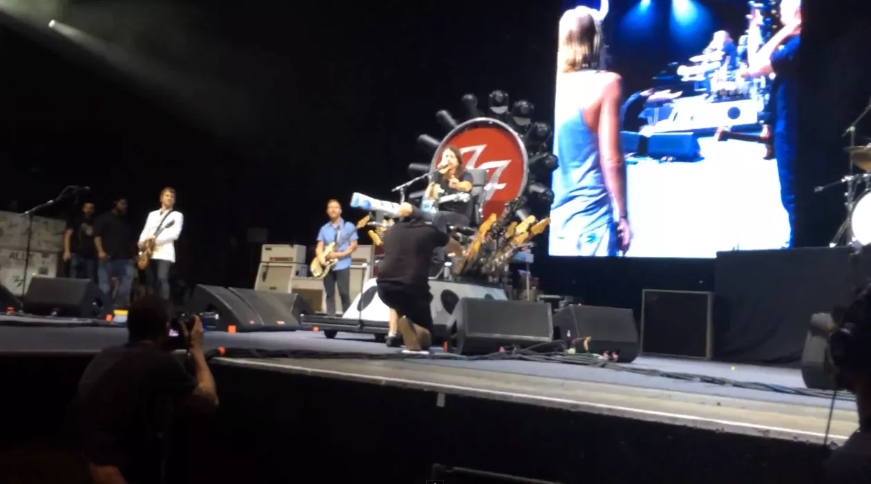 Feel good: Kong Dave inviterer fan op at spille trommer