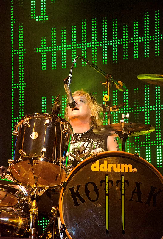 James Kottag på scenen med Scorpions i Berlin, maj 2010. Foto: Ogy Egy, thecliffsoncape.com