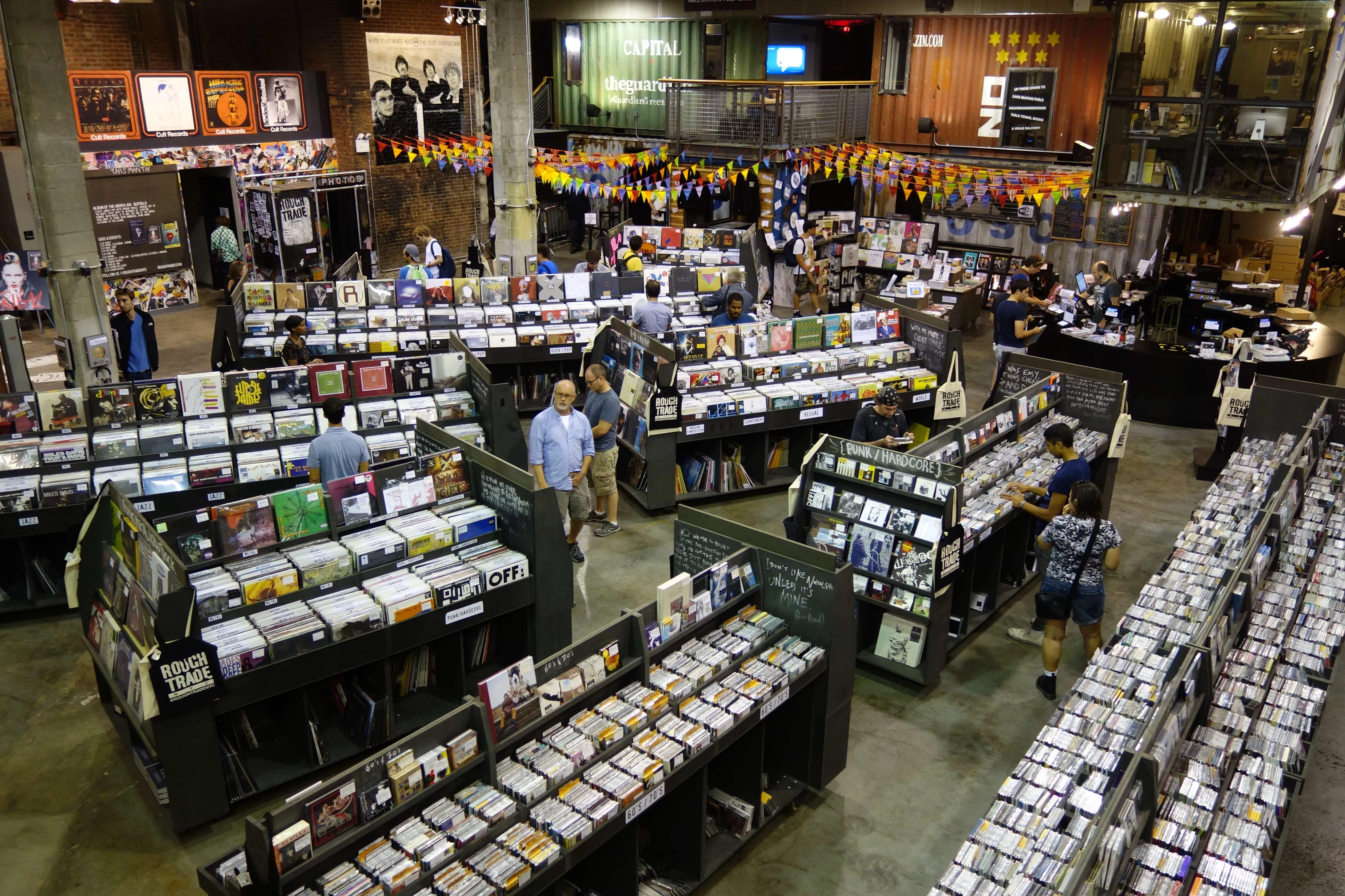 Flere fysiske salg enn digitale nedlastinger i 2017