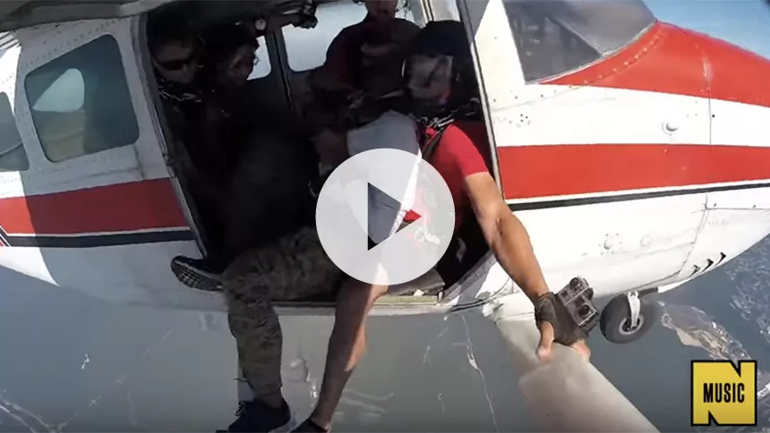 Video: Rapper Joe Budden annoncerer nyt album i forbindelse med faldskærmsudspring