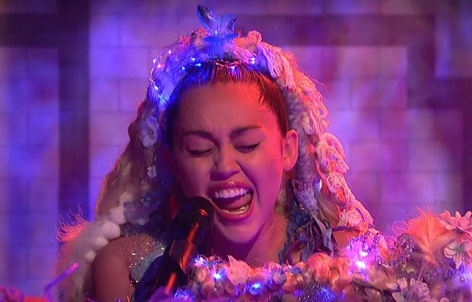 Här brister det för Miley Cyrus mitt under TV-framträdande