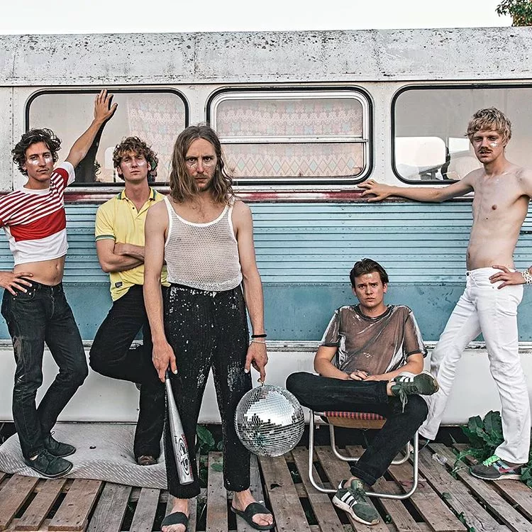 Diskopunk om en märklig resa: "Förälskelse på kyrkligt rullskridskodisco i San Francisco"