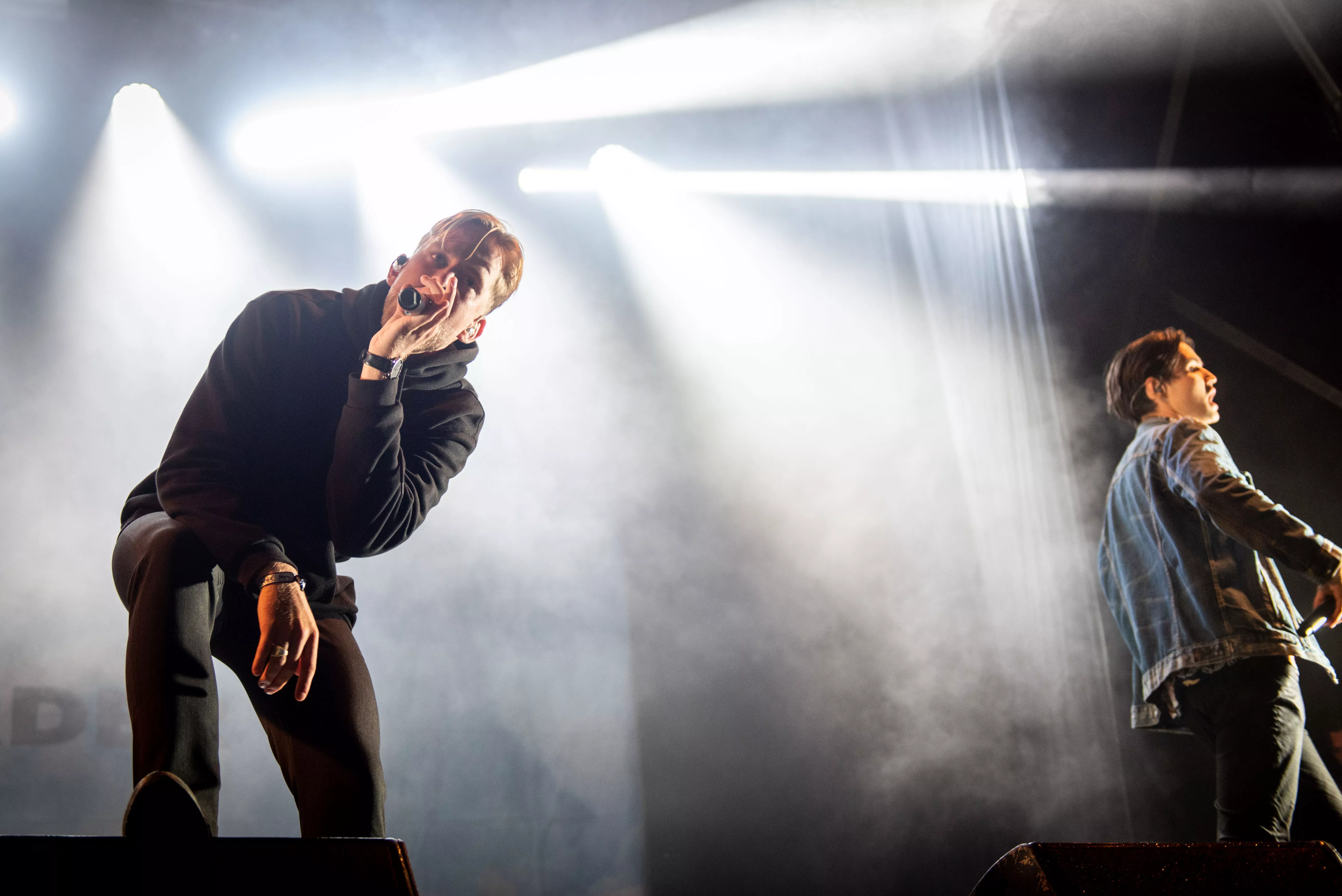 Vi skåler og skråler med vores venner og dem, som vi kender