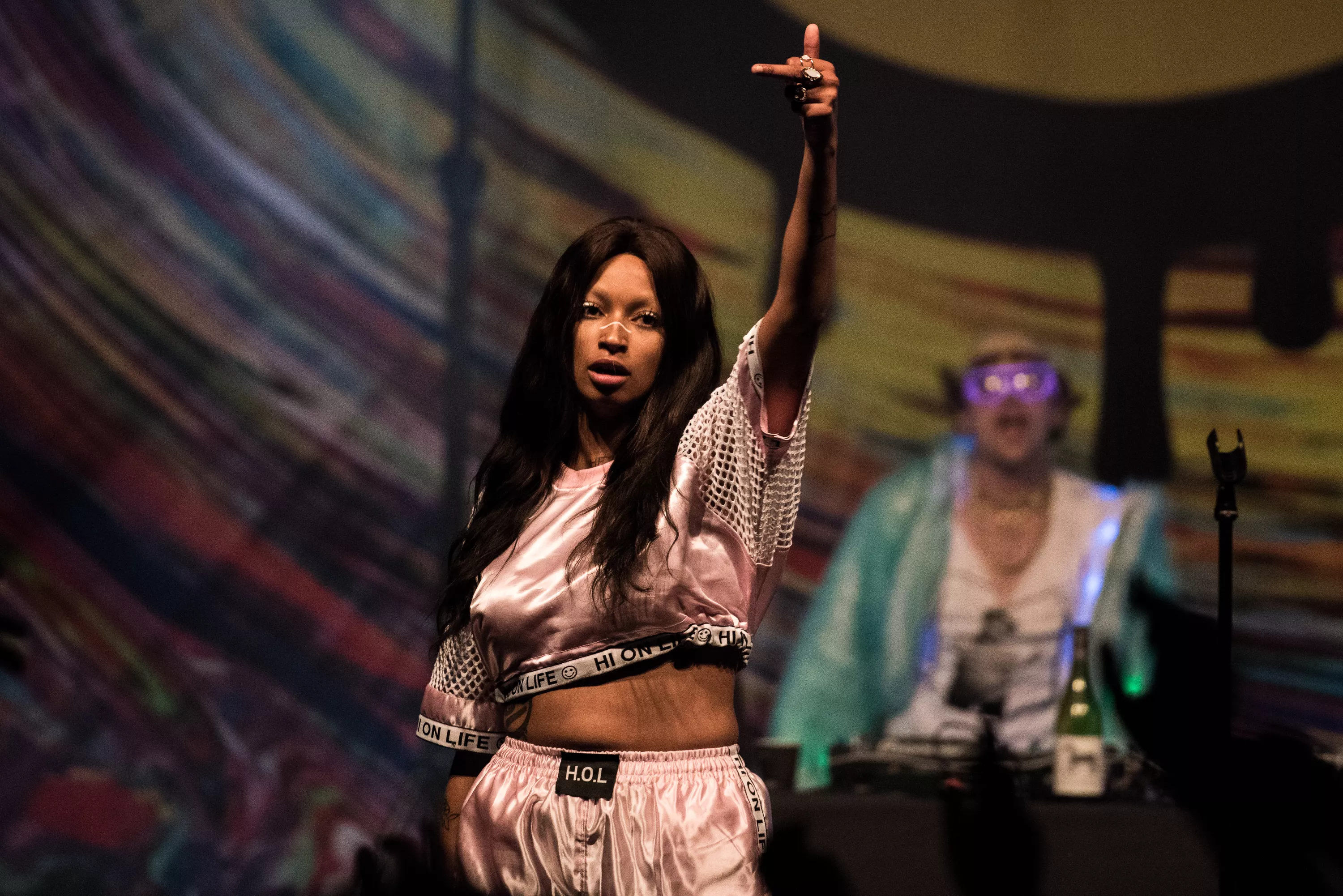 Joy rasar mot Malou – efter grodan