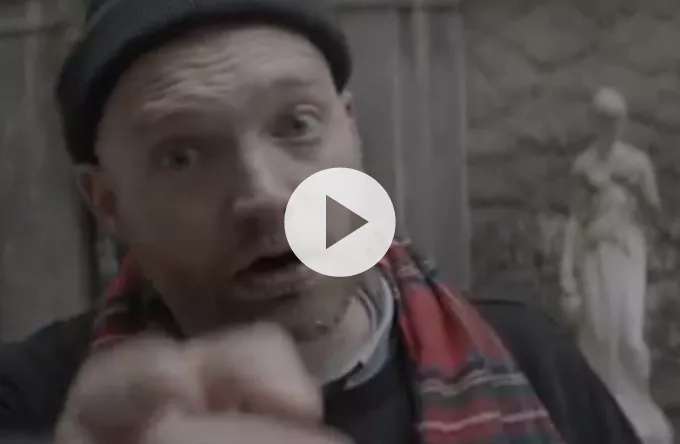 Se Pato pege fingre i ny video