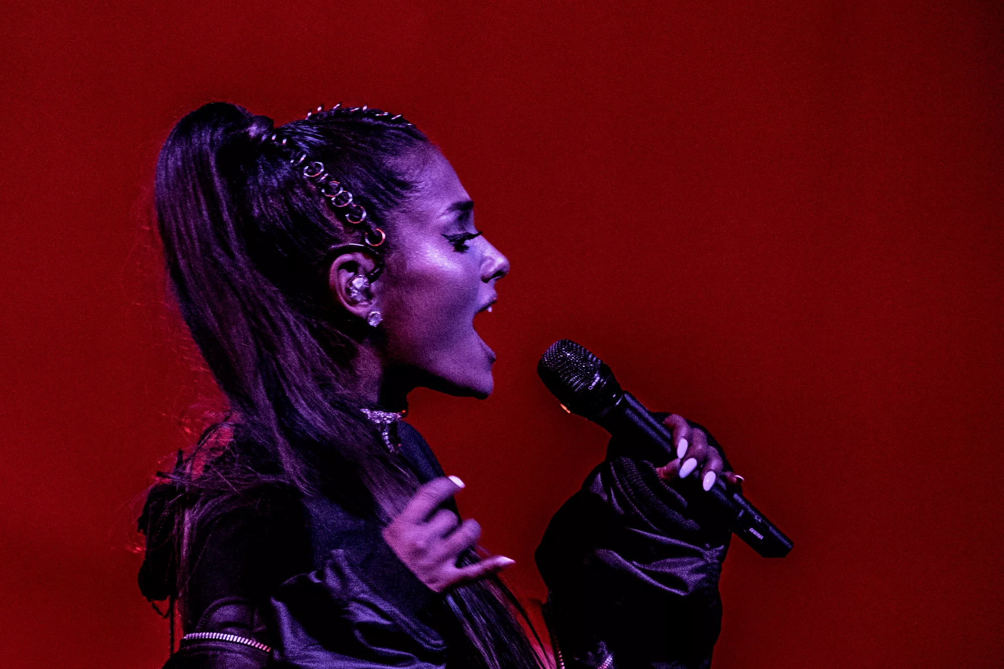 Drönare släppte nazistpropaganda över köande Ariana Grande-fans