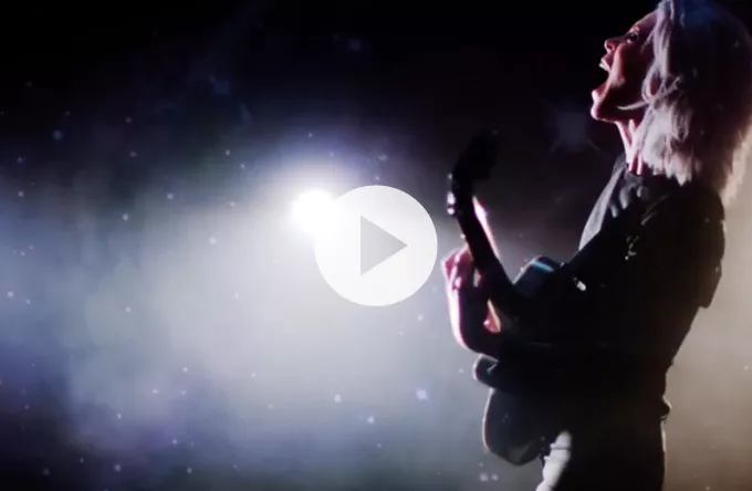 Se anmelderdarlingen St. Vincents nye rockede video