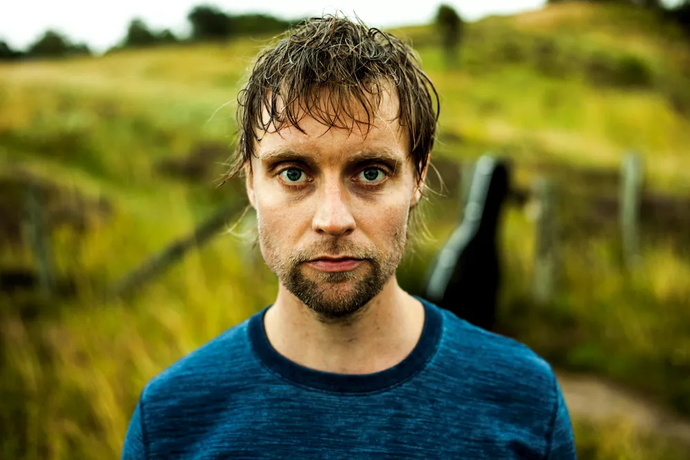 Tue West tager på forårsturné