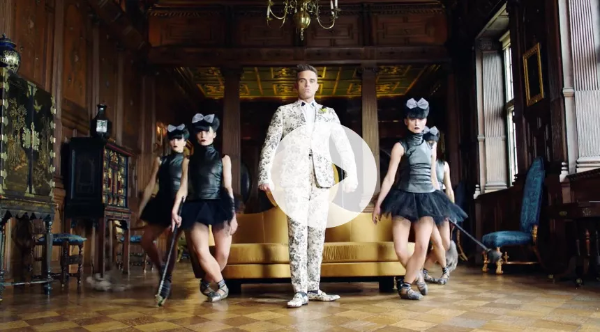 Se Robbie Williams som russisk oligark i ny musikvideo