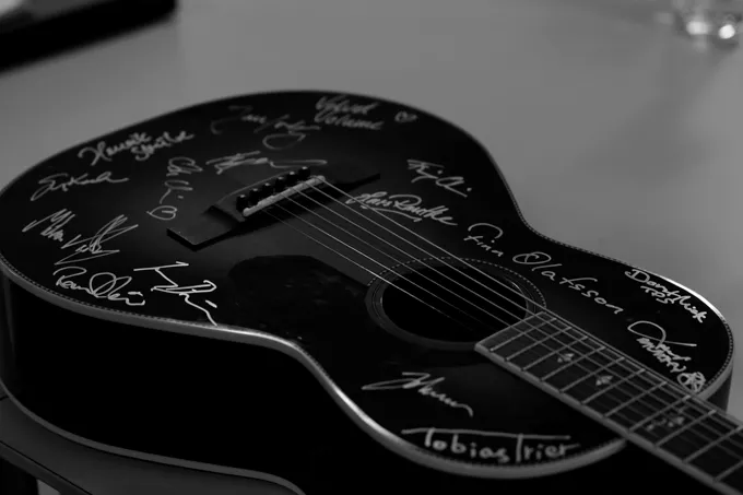 Vandreguitar kommer på auktion i den gode sags tjeneste