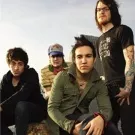 Fall Out Boy donerer blod - og signerer plader