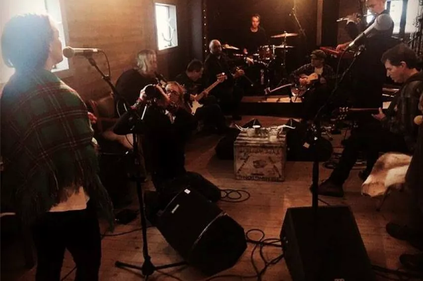 R.E.M.-gitarist og Led Zeppelin-bassist jammer i Nord-Norge