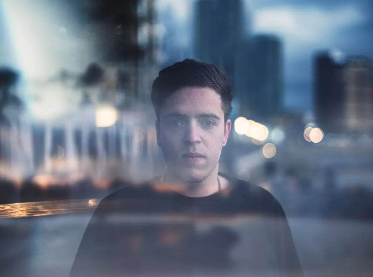 Utviklet tilbakekomst for sorgtung singer/songwriter