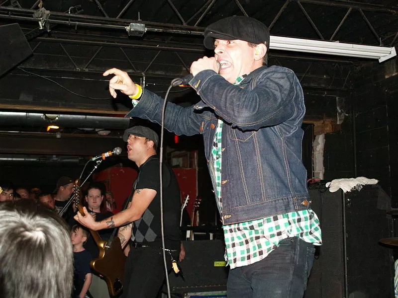 Street Dogs till West Coast Riot