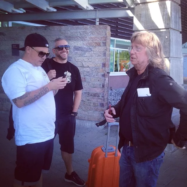 Kartellen-Sebbe värvar gitarrikon – på flygplats