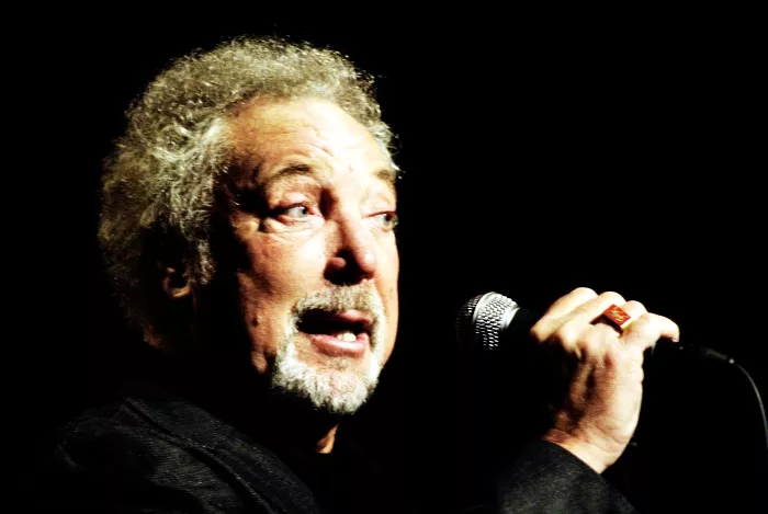 Tom Jones släpper nummer 40