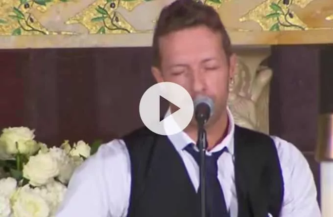 Se Chris Martin give følelserne frit løb under begravelse