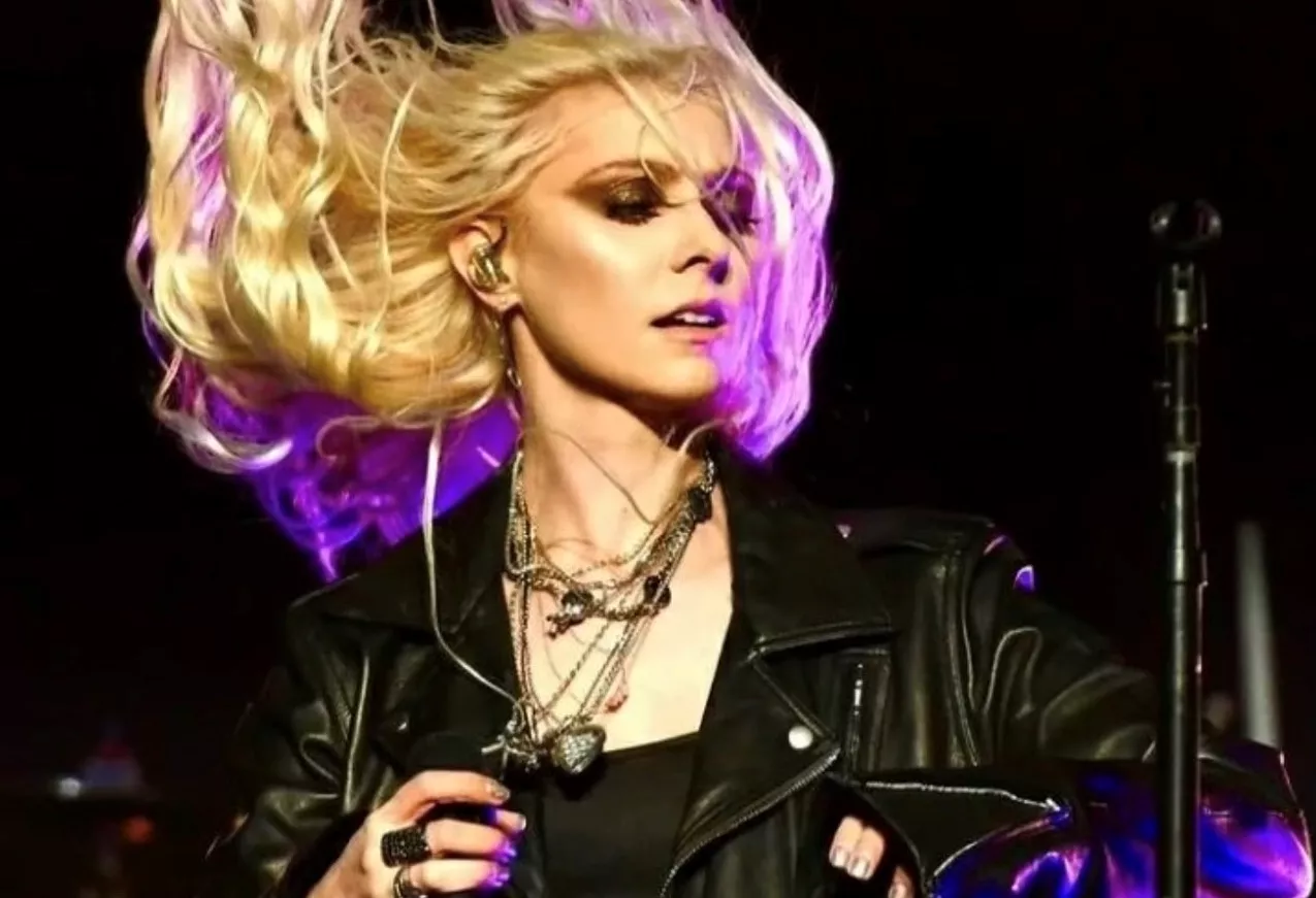 Var ved at varme op for AC/DC - så blev hun bidt af en flagermus