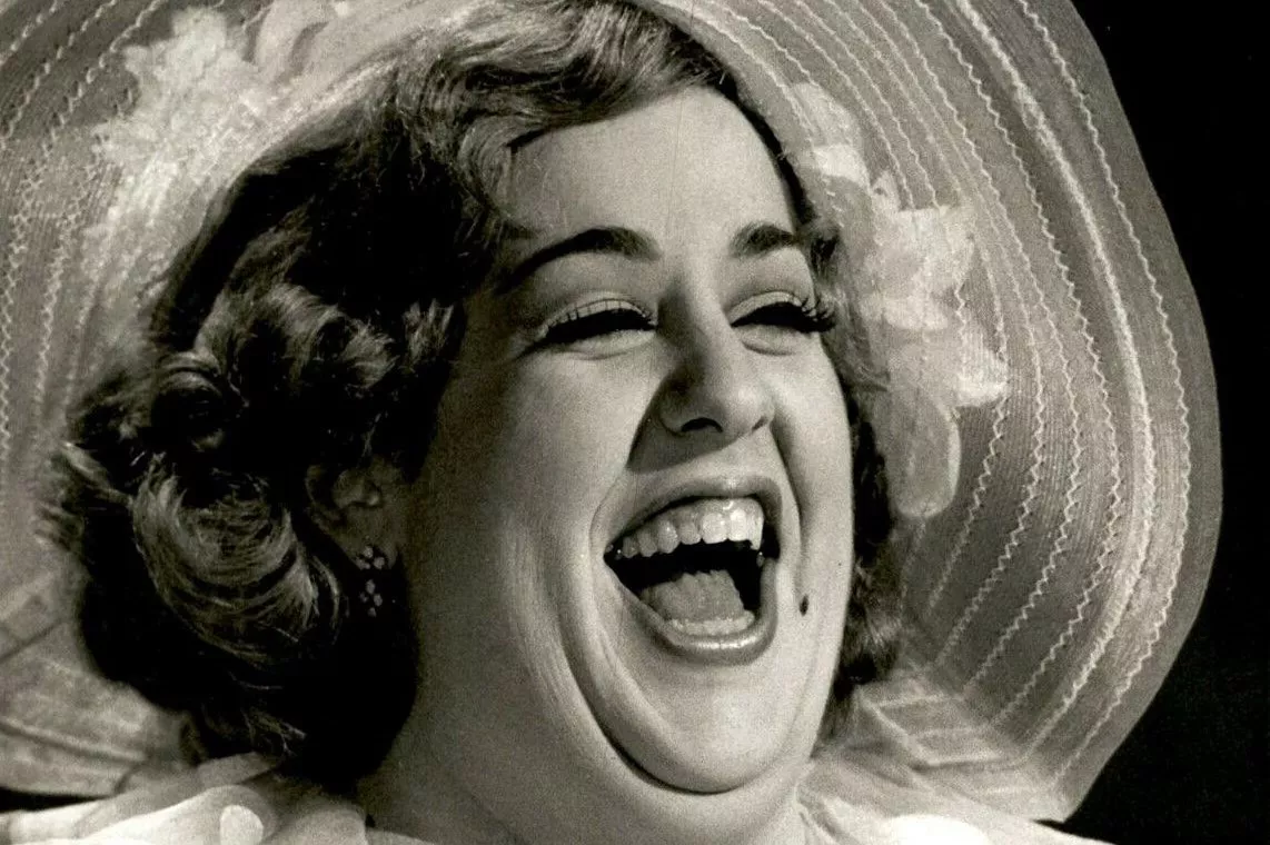 Stor sanger døde af hjertestop som 32-årig. Nu har hendes datter skrevet en bog om hende