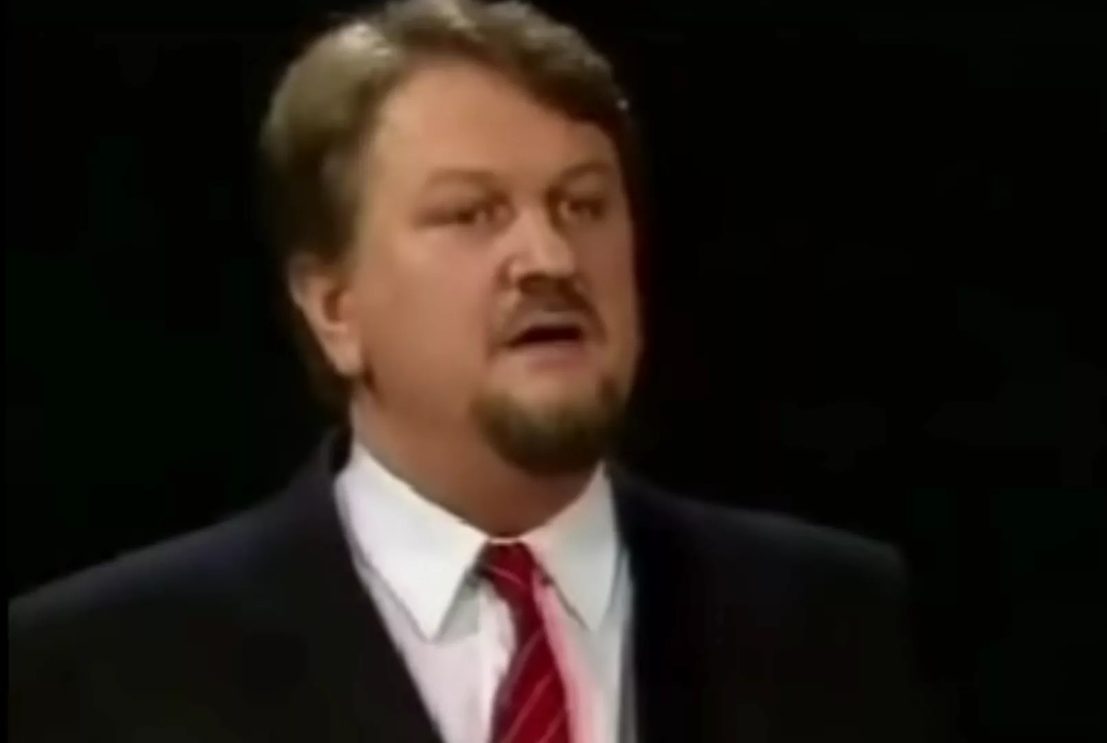 Vi minns Siewert Öholm med det här fantastiska klippet