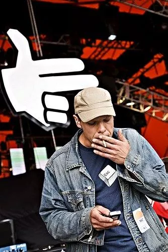 Johan Olsen hjælper Skambankt