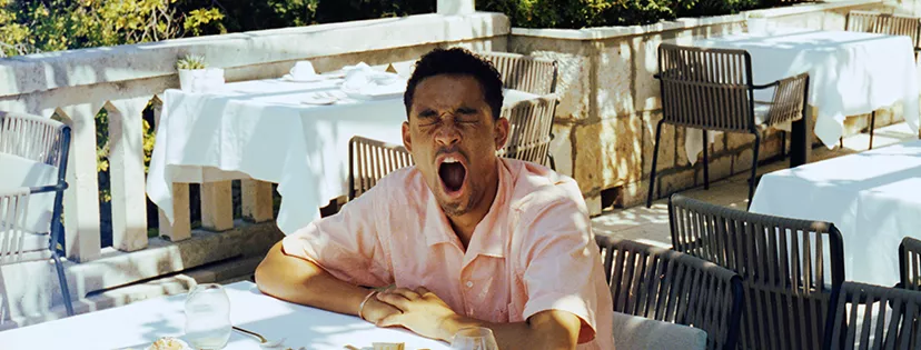 ANMELDELSE: Britiske mumlerier i rygerskuret