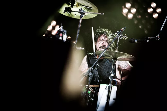 Dave Grohl spiller trommer med Queens Of The Stone Age