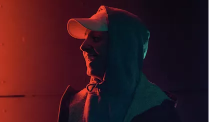 MAAN smider ny single på gaden