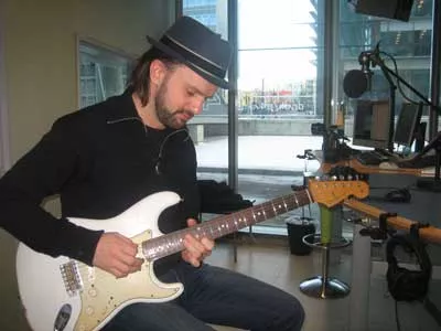 Tim Christensen donerer guitar til Danmarks Indsamling 2010