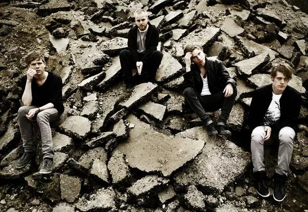 Annasaid varmer op for Glasvegas